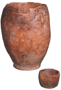 Kochtopf und Napf aus Keramik von der Pfahlbau-Fundstelle Hünenberg-Strandbad (rund 5'000 Jahre alt).  Foto: Amt für Denkmalpflege und Archäologie